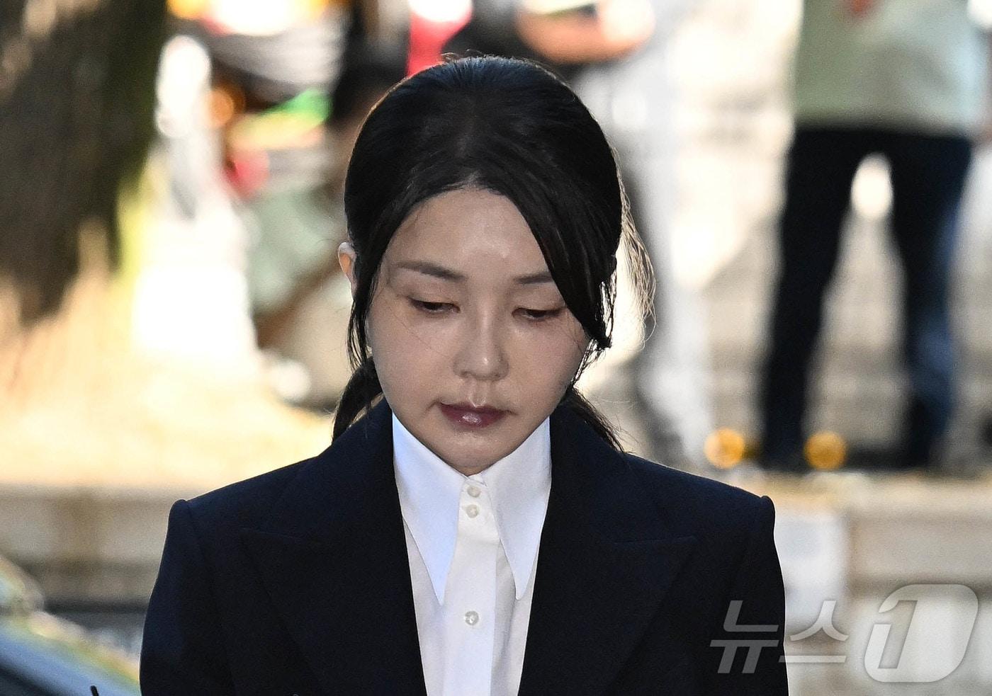 윤석열 전 대통령 부인 김건희 여사가 지난 8월 12일 오전 서울 서초구 서울중앙지법에서 열린 자본시장과 금융투자업에 관한 법률 위반 및 정치자금법 위반 혐의 등의 구속 전 피의자 심문&#40;영장실질심사&#41;에 출석하고 있다. 2025.8.12/뉴스1 ⓒ News1 사진공동취재단