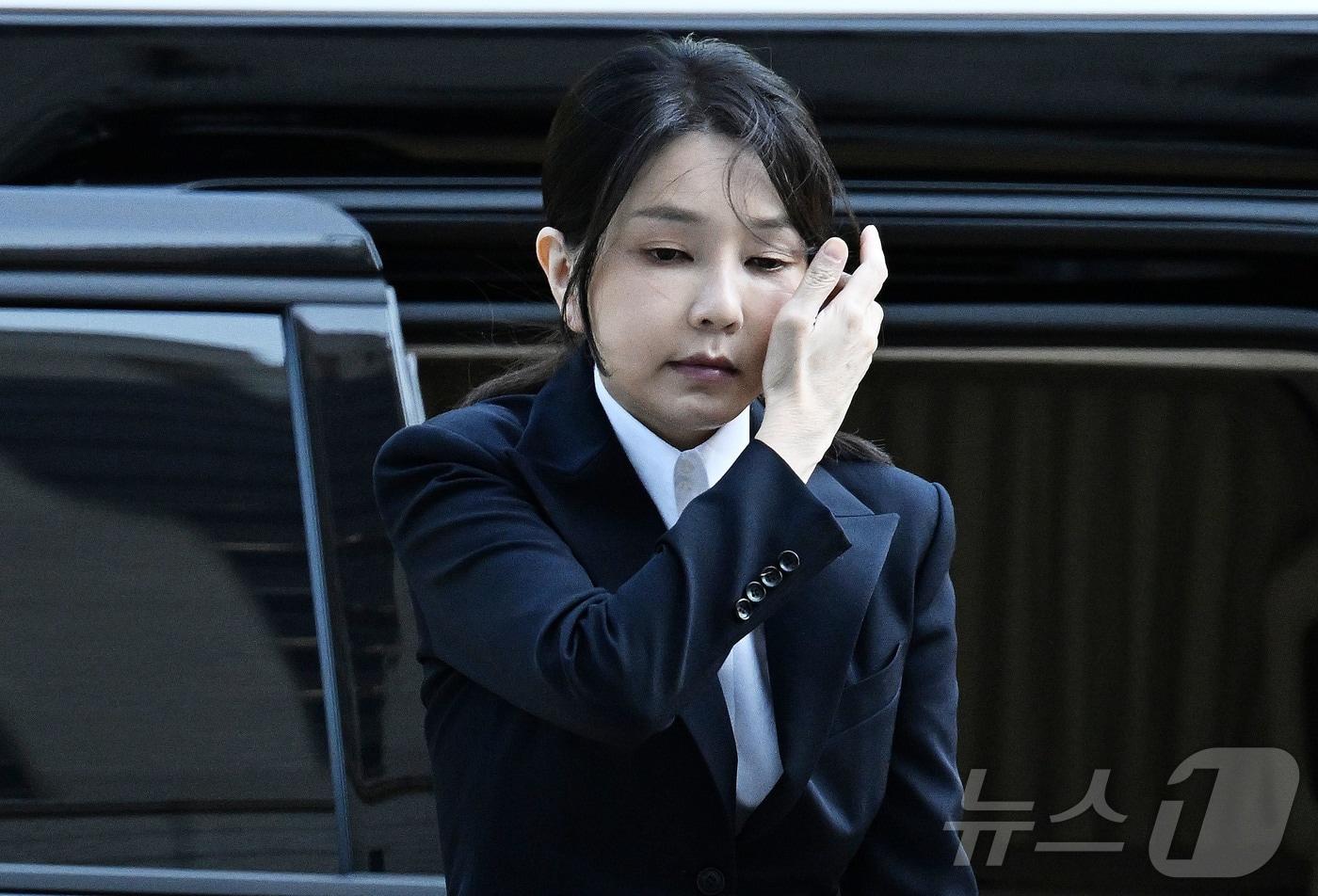 윤석열 전 대통령 부인 김건희 여사가 지난 12일 오전 서울 서초구 서울중앙지법에서 열린 자본시장과 금융투자업에 관한 법률 위반 및 정치자금법 위반 혐의 등의 구속 전 피의자 심문&#40;영장실질심사&#41;에 출석하고 있다. 2025.8.12/뉴스1 ⓒ News1 사진공동취재단