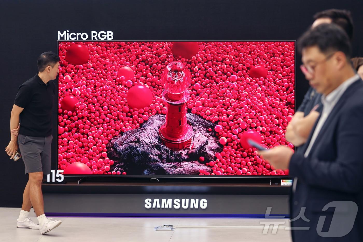 이종포 삼성전자 영상디스플레이사업부 개발팀 상무가 12일 오전 서울 서초구 삼성 강남에 마이크로 RGB TV가 전시돼 있다. 2025.8.12/뉴스1 ⓒ News1