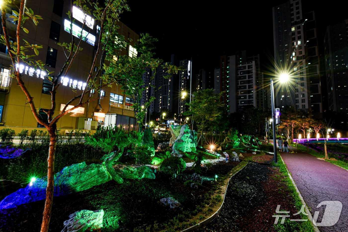 농소천 산책로 야간 전경(계룡시 제공.재판매 및 DB금지)/뉴스1