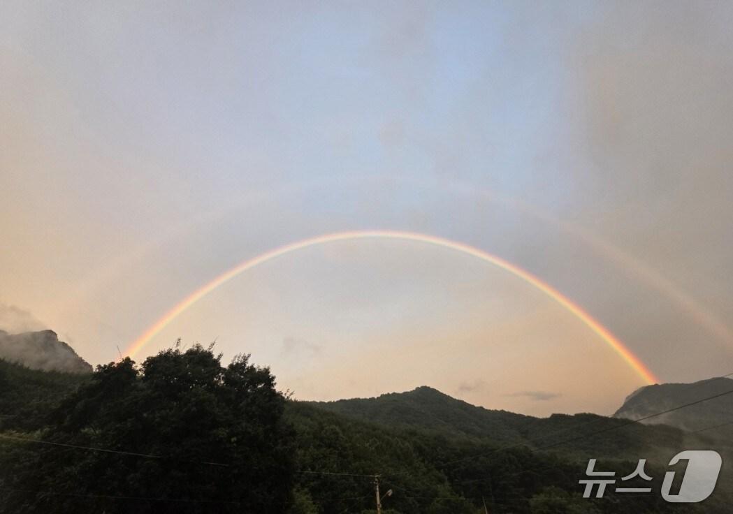 본문 이미지 - 11일 오후 7시 쯤 문경시 동로면 수평2리에서 촬영한 무지개 모습. (박한구 수평2리 이장 제공. 재판매 및 DB 금지)2025.8.12/뉴스1
