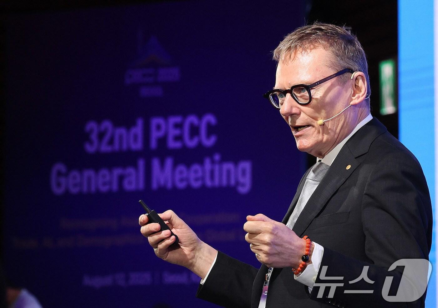 노벨경제학상 수상자인 제임스 로빈슨 시카고대 교수가 12일 서울 여의도 FKI타워에서 한국경인협회와 대외경제정책연구원&#40;KIEP&#41; 공동 주최로 열린 &#39;제32차 태평양경제협력위원회&#39;&#40;PECC&#41; 총회에서 기조연설을 하고 있다. 2025.8.12/뉴스1 ⓒ News1 박지혜 기자