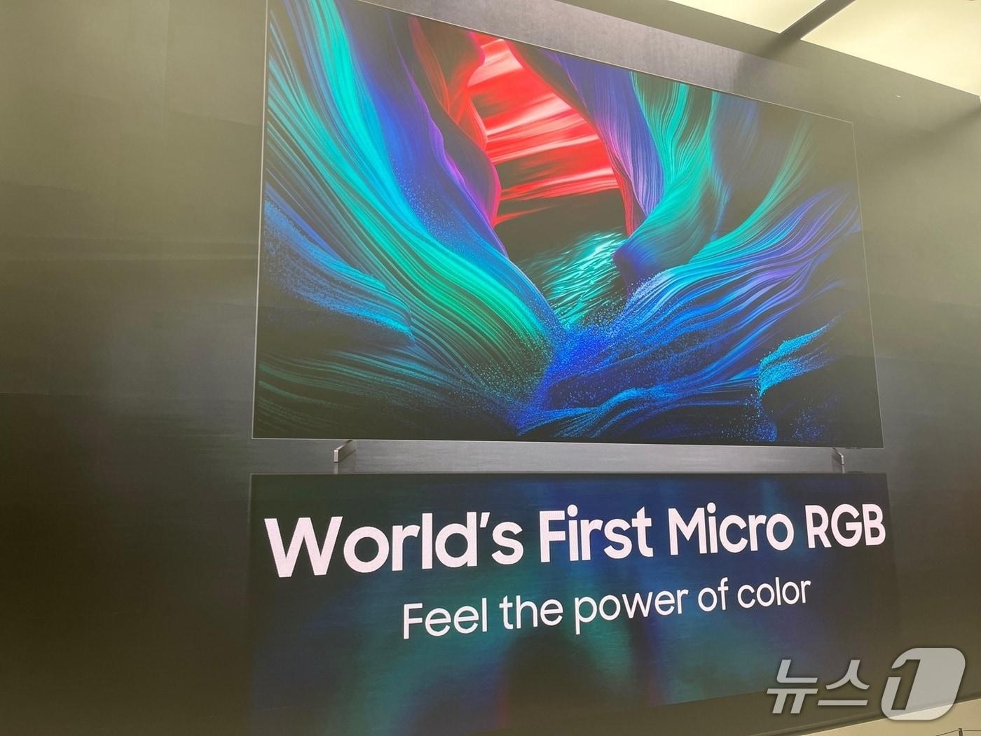본문 이미지 - 삼성전자가 12일 울 서초구 '삼성 강남'에서 전날 한국에서 출시된 '마이크로 RGB TV' 신제품의 기능과 특징을 소개하는 설명회를 진행했다.ⓒ 뉴스1