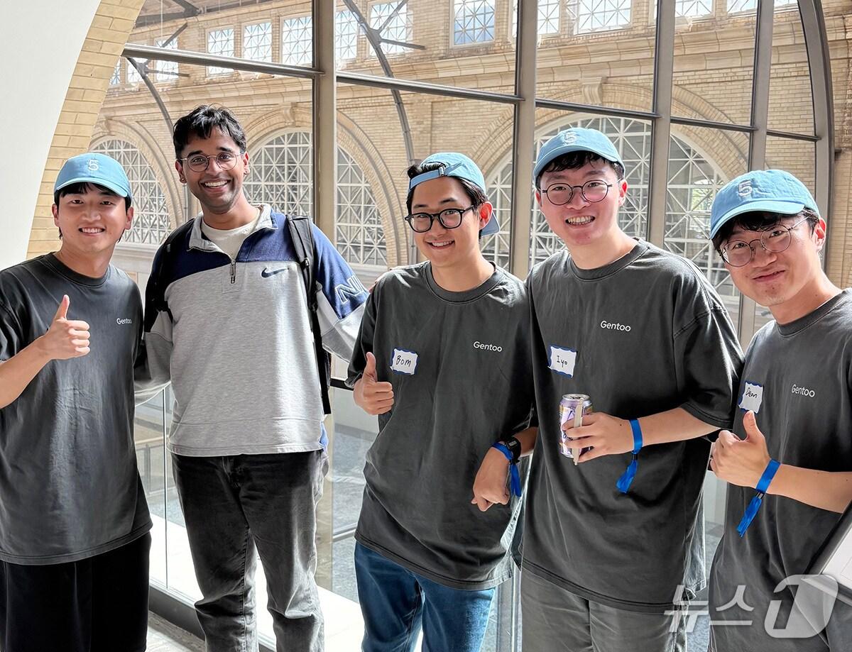 본문 이미지 - (왼쪽부터)송진태 엔지니어, 오픈AI 심사위원 엔지니어, 한상도 엔지니어, 박지혁 와들 대표, 황태백 엔지니어(와들 제공)