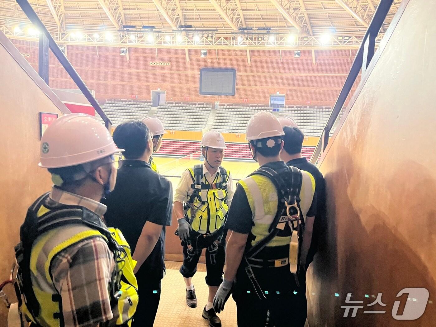 본문 이미지 - 임재선 도시기반본부장이 스포원파크 실내체육관 시설을 점검하고 있다. (부산시설공단 제공. 재판매 및 DB 금지)