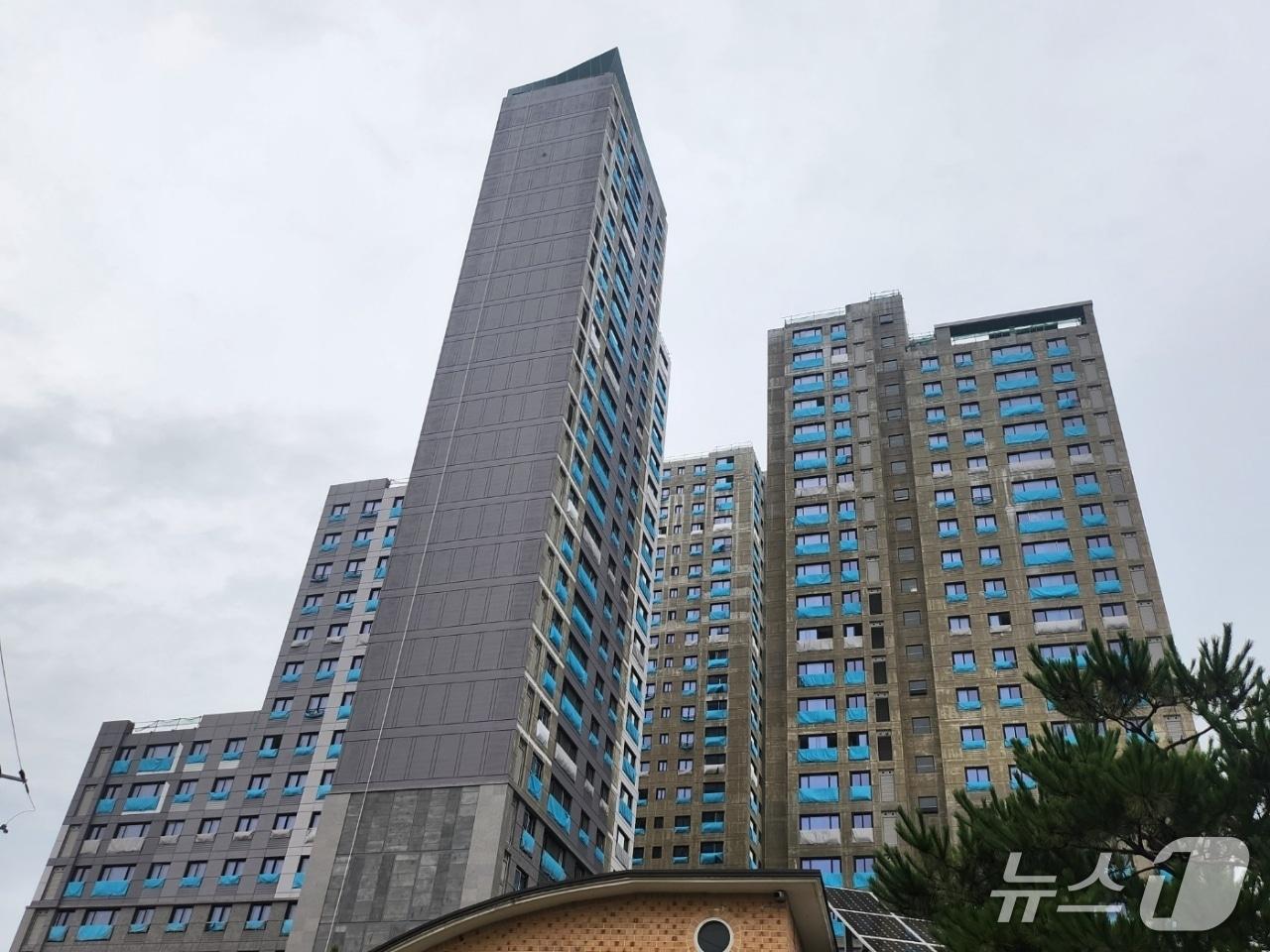 본문 이미지 - 충북 영동군 영동읍 동정리 일대에 신축 중인 ‘영동 코아루 리더스원’ /뉴스1