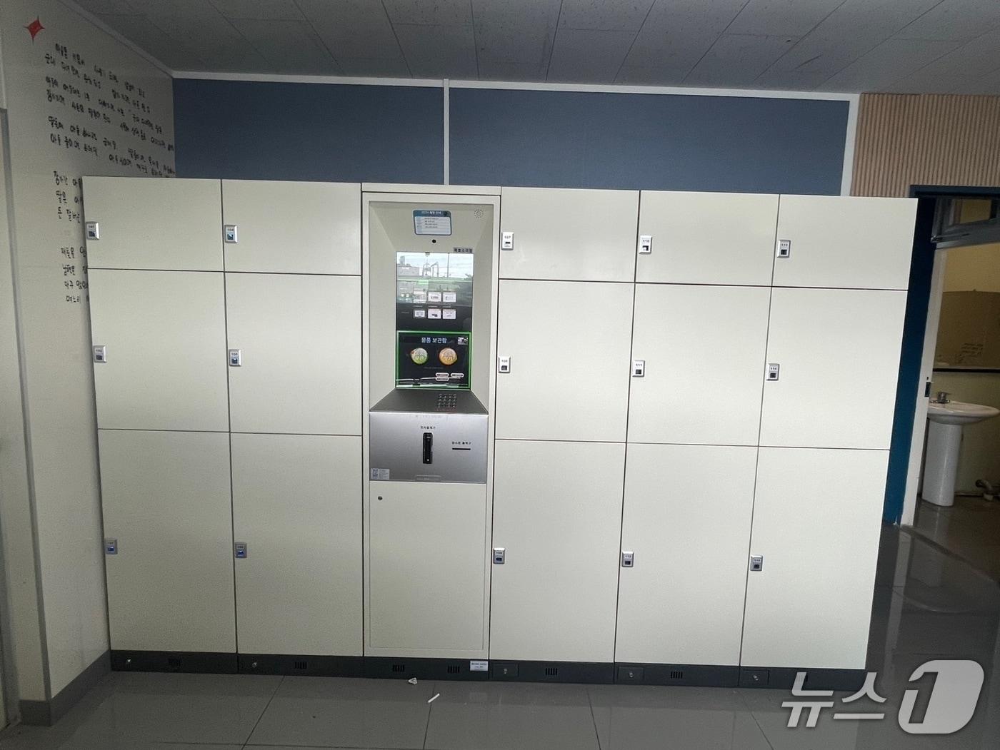 본문 이미지 - 동해 묵호역 앞 묵호소극장에 마련된 물품보관함.(동해시 제공, 재판매 및 DB 금지) 2025.8.12/뉴스1