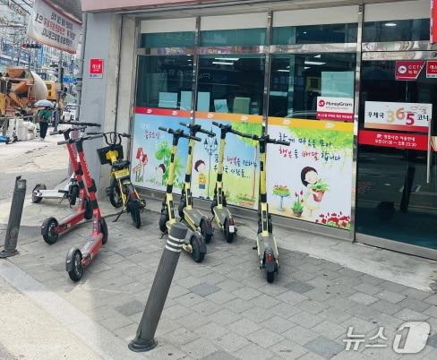 본문 이미지 - 보도를 막고 방치된 개인형이동장치 자료사진.&#40;인천 서구 제공.재판매 및 DB금지&#41;