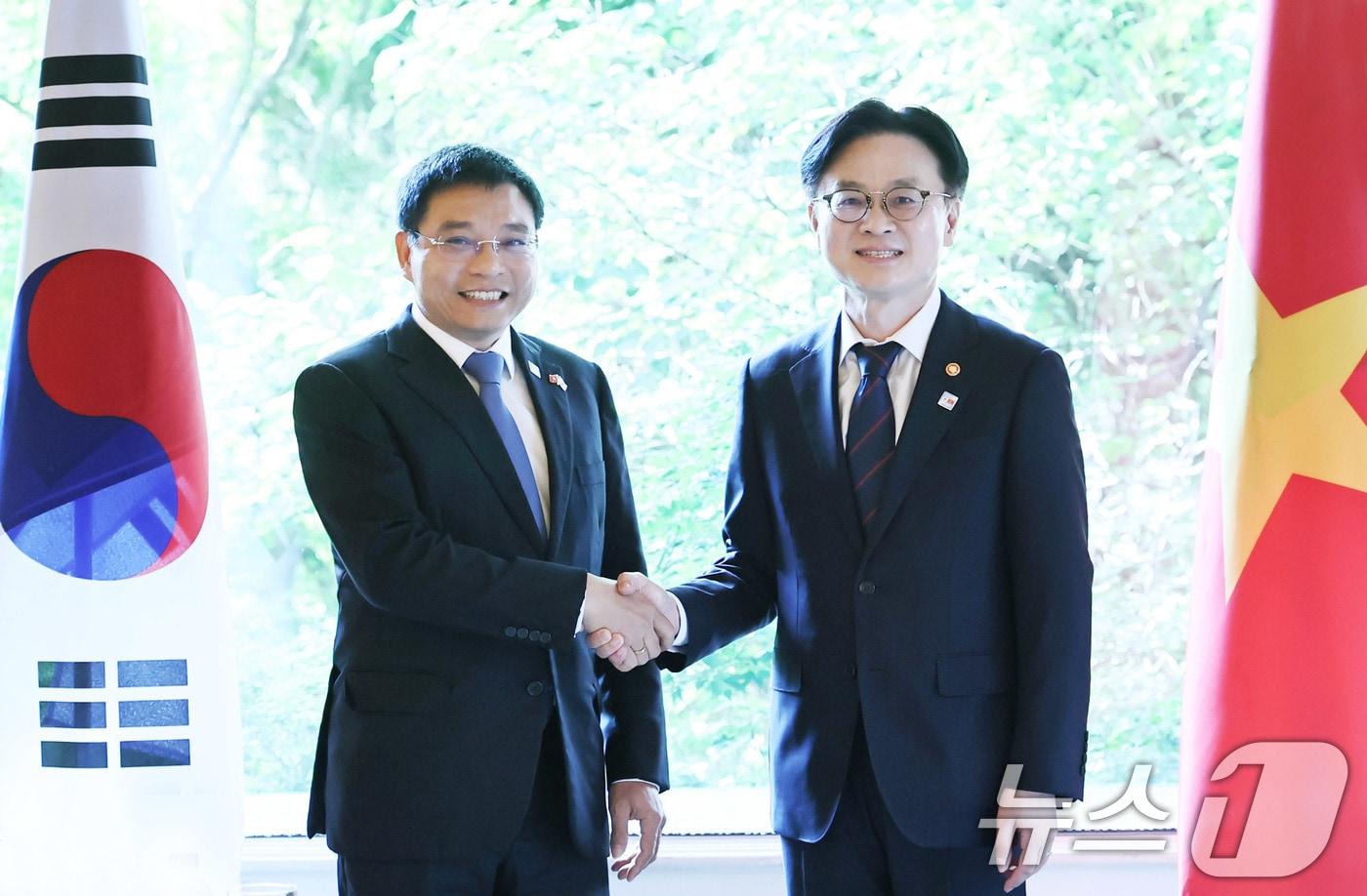 본문 이미지 - 김정관 산업통상자원부 장관(오른쪽)이 11일 서울 중구 소공동 롯데호텔에서 응우옌 반 탕 베트남 재무부 장관과 기념 촬영을 하고 있다. (산업통상자원부 제공. 재판매 및 DB 금지) 2025.8.12 ⓒ 뉴스1
