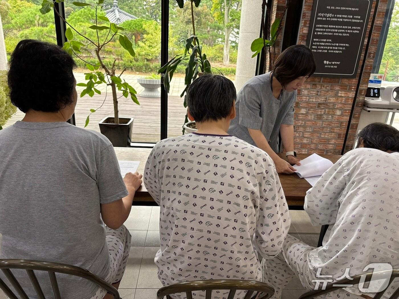 본문 이미지 - 군산시가 거동이 불편한 취약계층을 위해 민생회복 소비쿠폰 찾아가는 서비스를 운영한다.(군산시 제공. 재판매 및 DB 금지)