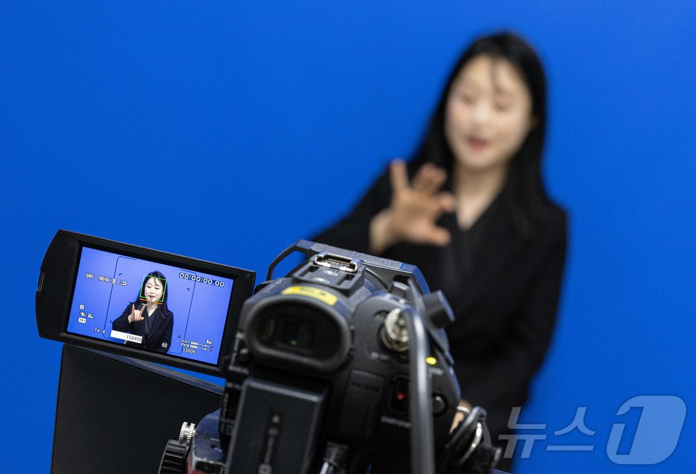 서울 용산 대통령실 청사에서 수어통역사가 강유정 대변인의 한미 정상회담 개최 관련 브리핑을 수어통역을 하고 있다. 기사와 관계 없는 사진. 2025.8.12/뉴스1 ⓒ News1 이재명 기자