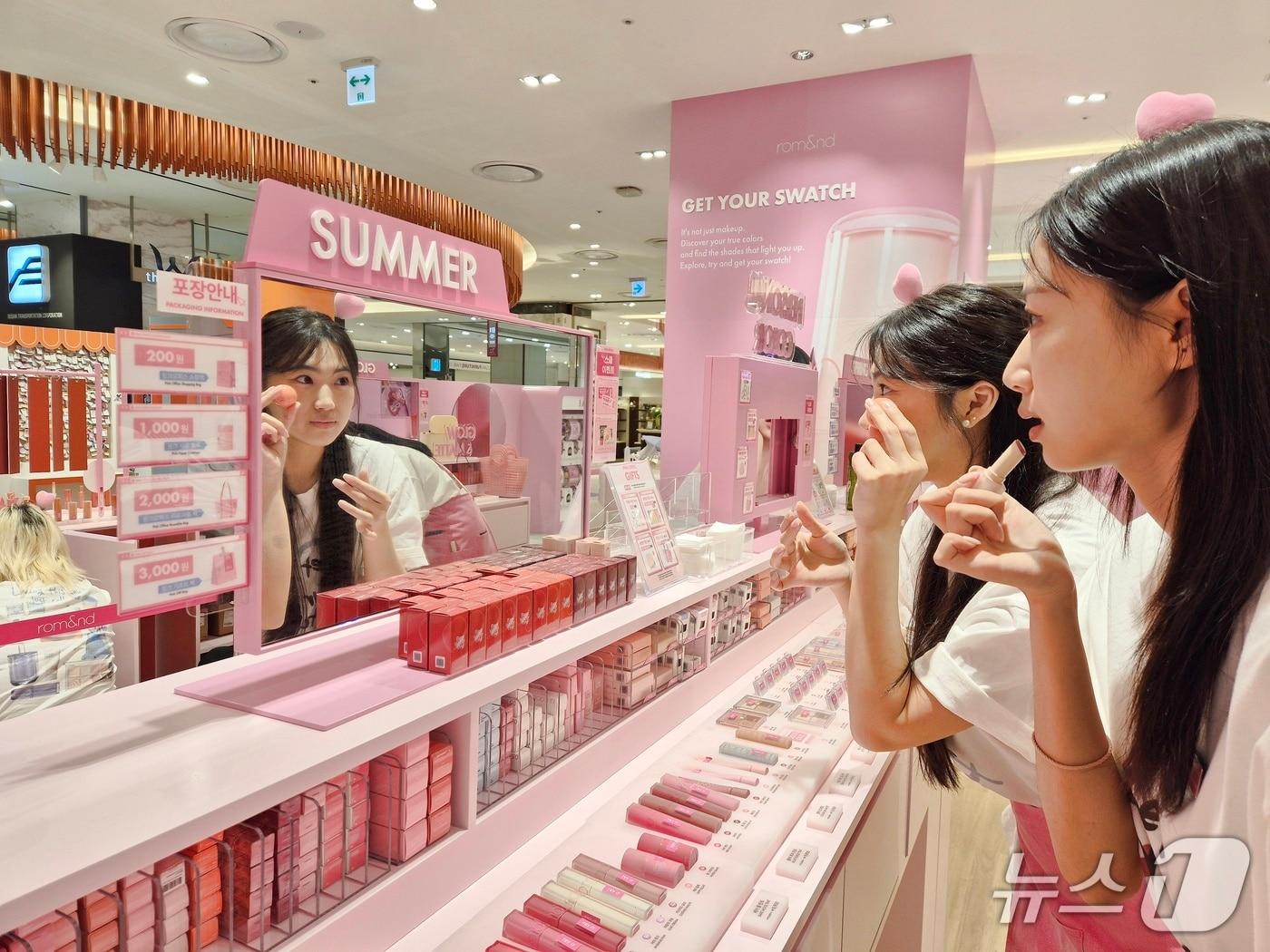 본문 이미지 - 롯데백화점 부산본점을 방문한 고객들이 색조 화장품 브랜드 '롬앤'의 제품을 살펴보고 있다.(롯데백화점 부산본점 제공. 재판매 및 DB 금지)