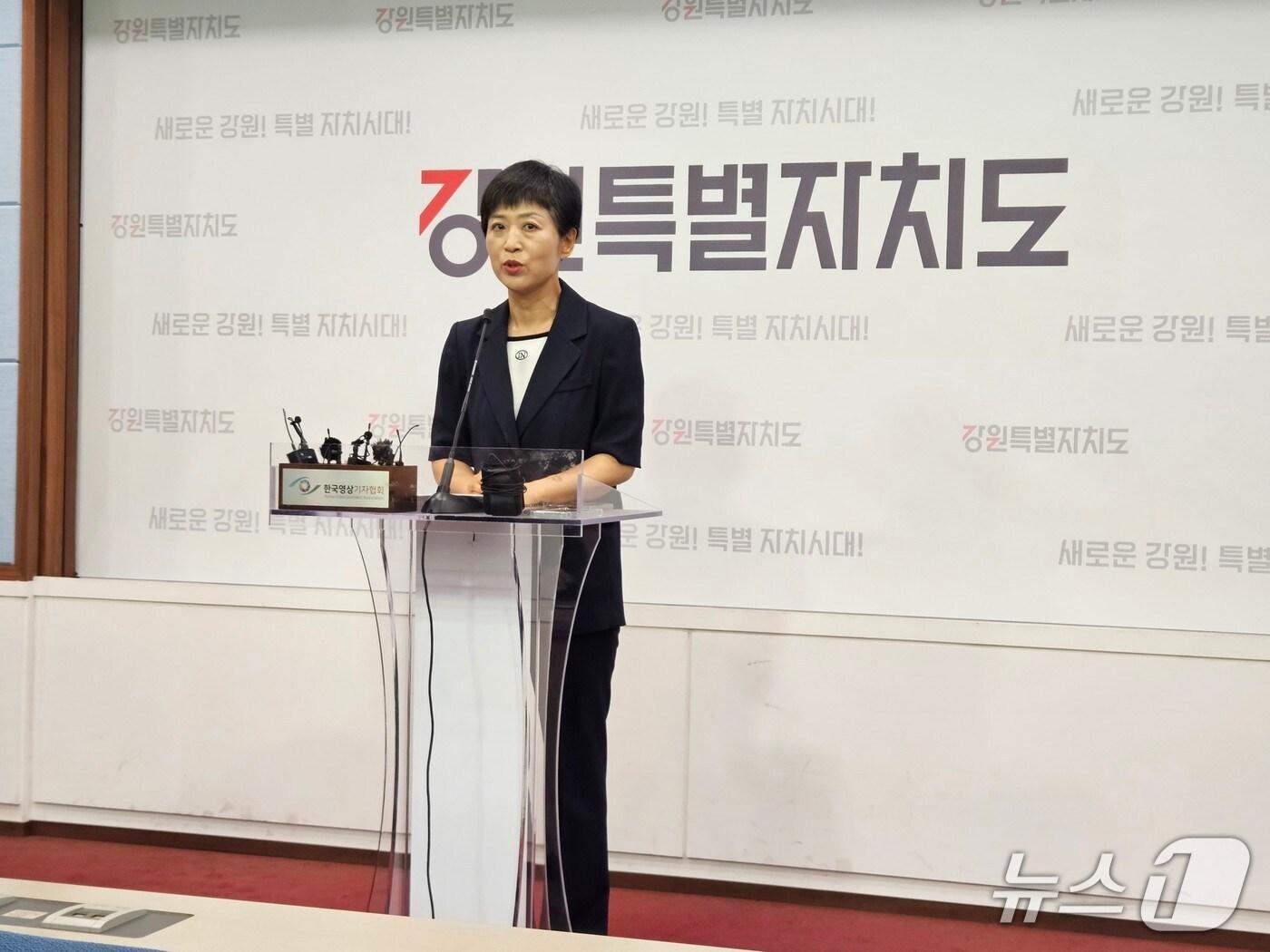 본문 이미지 - 정영미 강원도 복지보건국장이 12일 도청 브리핑룸에서 기자회견을 열고 강릉의 한 정형외과에서 발생한 집단 감염과 관련해 추진상황 및 향후 계획에 대해 입장을 밝히고 있다.2025.8.12 한귀섭 기자