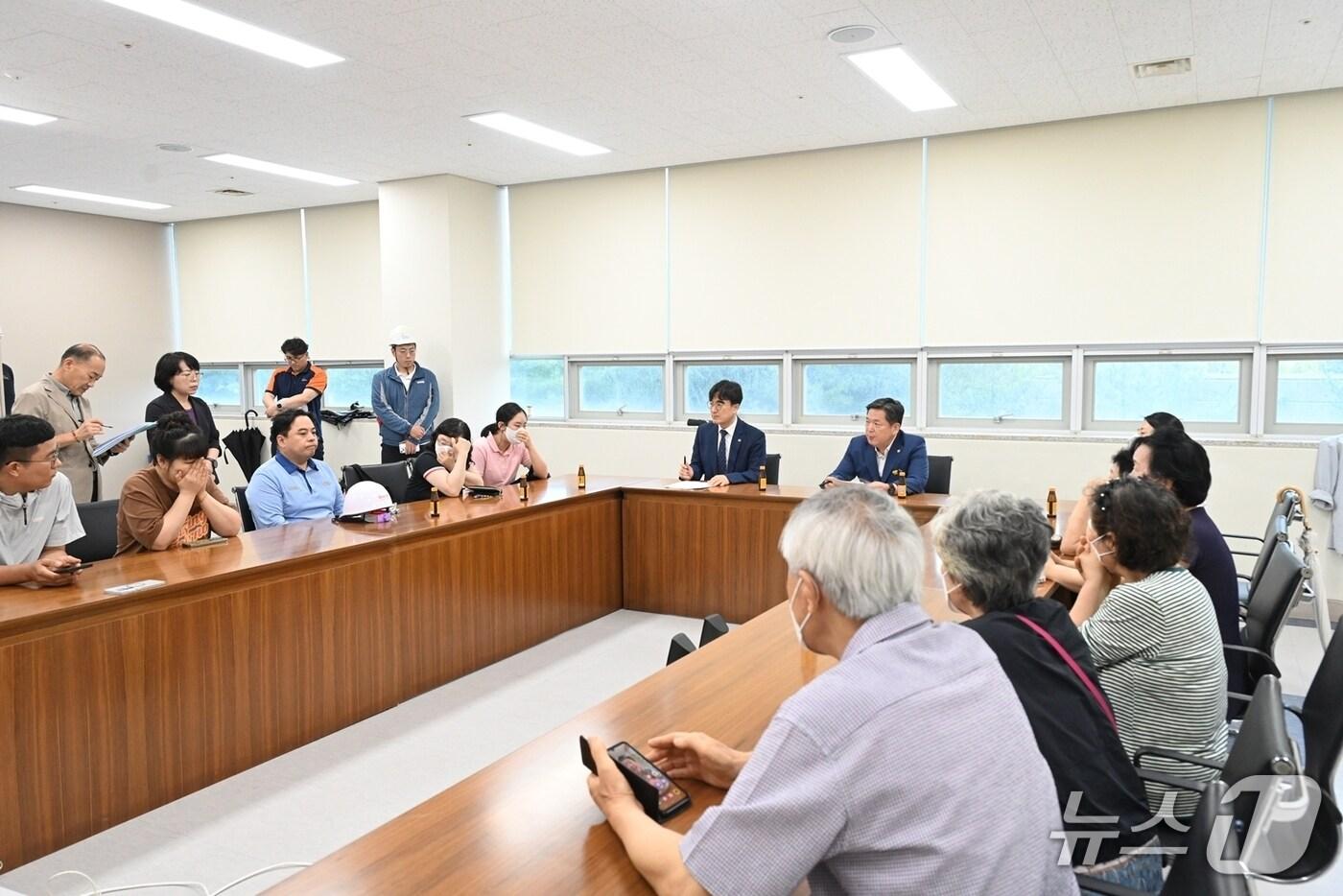 지난 11일 김병내 광주 남구청장이 효천지구 주민들과 함께 양과동 광역위생매립장을 찾아 운영사인 청정빛고을&#40;주&#41;과 간담회를 진행하고 있다.&#40;광주 남구 제공. 재판매 및 DB 금지&#41;