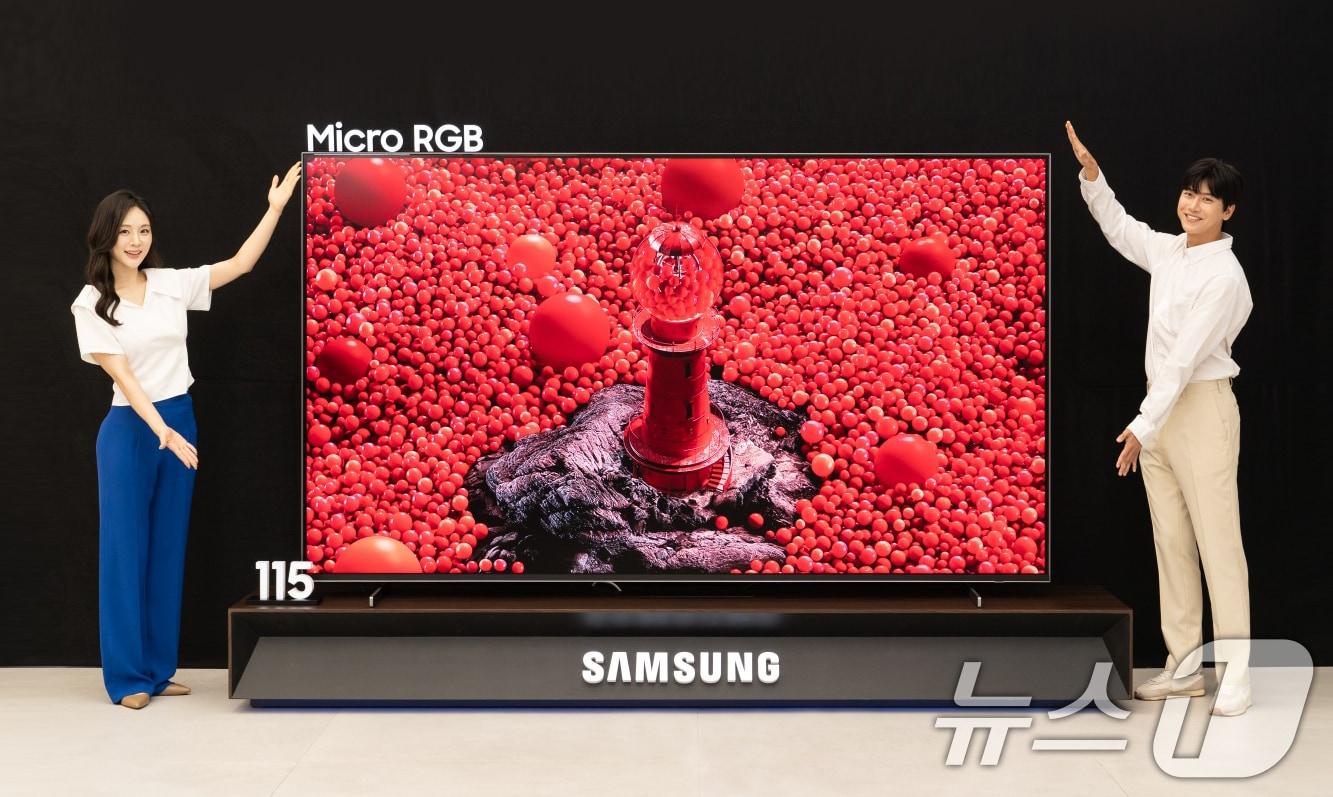 본문 이미지 -  삼성전자 모델이 차세대 디스플레이 기술을 집약한 마이크로 RGB TV를 소개하고 있다. (삼성전자 제공. 재판매 및 DB 금지) 2025.8.12/뉴스1