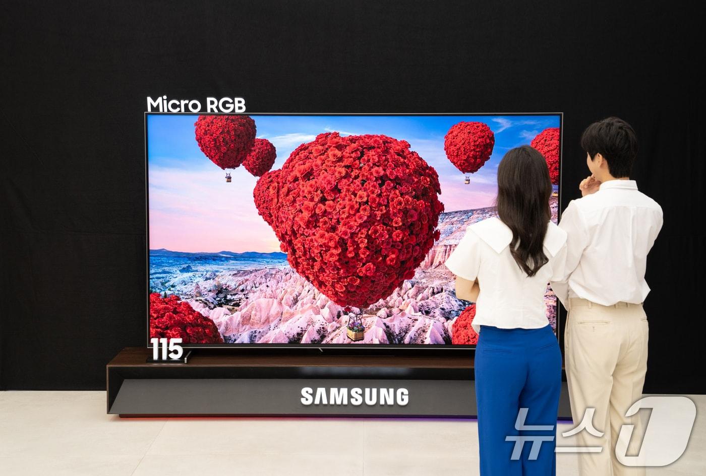 삼성전자가 차세대 디스플레이 기술을 집약한 &#39;마이크로 RGB TV&#39;를 세계 최초로 출시하며 프리미엄 TV 시장에서의 새 기준을 제시해 기술 리더십을 강화했다고 12일 밝혔다. 삼성전자 모델이 차세대 디스플레이 기술을 집약한 마이크로 RGB TV를 소개하고 있다. &#40;삼성전자 제공. 재판매 및 DB 금지&#41; 2025.8.12/뉴스1