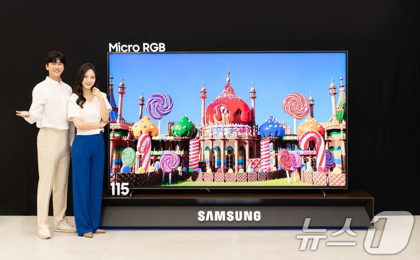 본문 이미지 - 삼성전자 모델이 차세대 디스플레이 기술을 집약한 마이크로 RGB TV를 소개하고 있다. &#40;삼성전자 제공. 재판매 및 DB 금지&#41; 2025.8.12/뉴스1