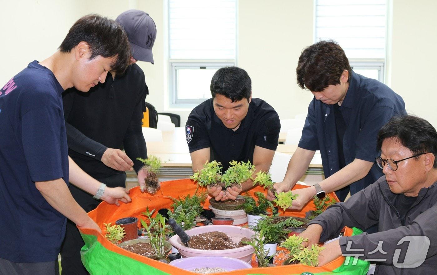 산불재난특수진화대원 대상 가드닝 프로그램(한국수목원정원관리원 제공.재판매 및 DB금지) /뉴스1