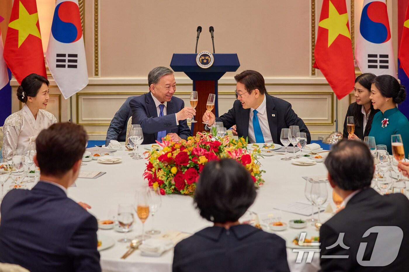 이재명 대통령과 또 럼 베트남 당서기장이 지난 11일 청와대 영빈관에서 열린 국빈만찬에서 기념 건배를 하고 있다. &#40;이재명 대통령 SNS. 재판매 및 DB금지&#41; 2025.8.12/뉴스1 ⓒ News1 허경 기자