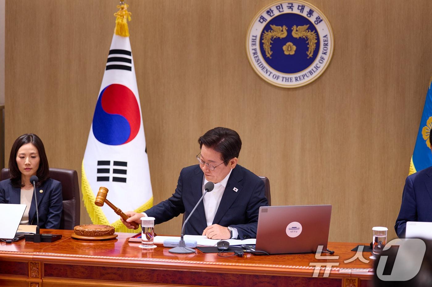 이재명 대통령이 지난 11일 서울 용산 대통령실 청사에서 열린 국무회의에서 의사봉을 두드리며 개회 선언을 하고 있다. &#40;이재명 대통령 SNS. 재판매 및 DB금지&#41; 2025.8.12/뉴스1 ⓒ News1 허경 기자