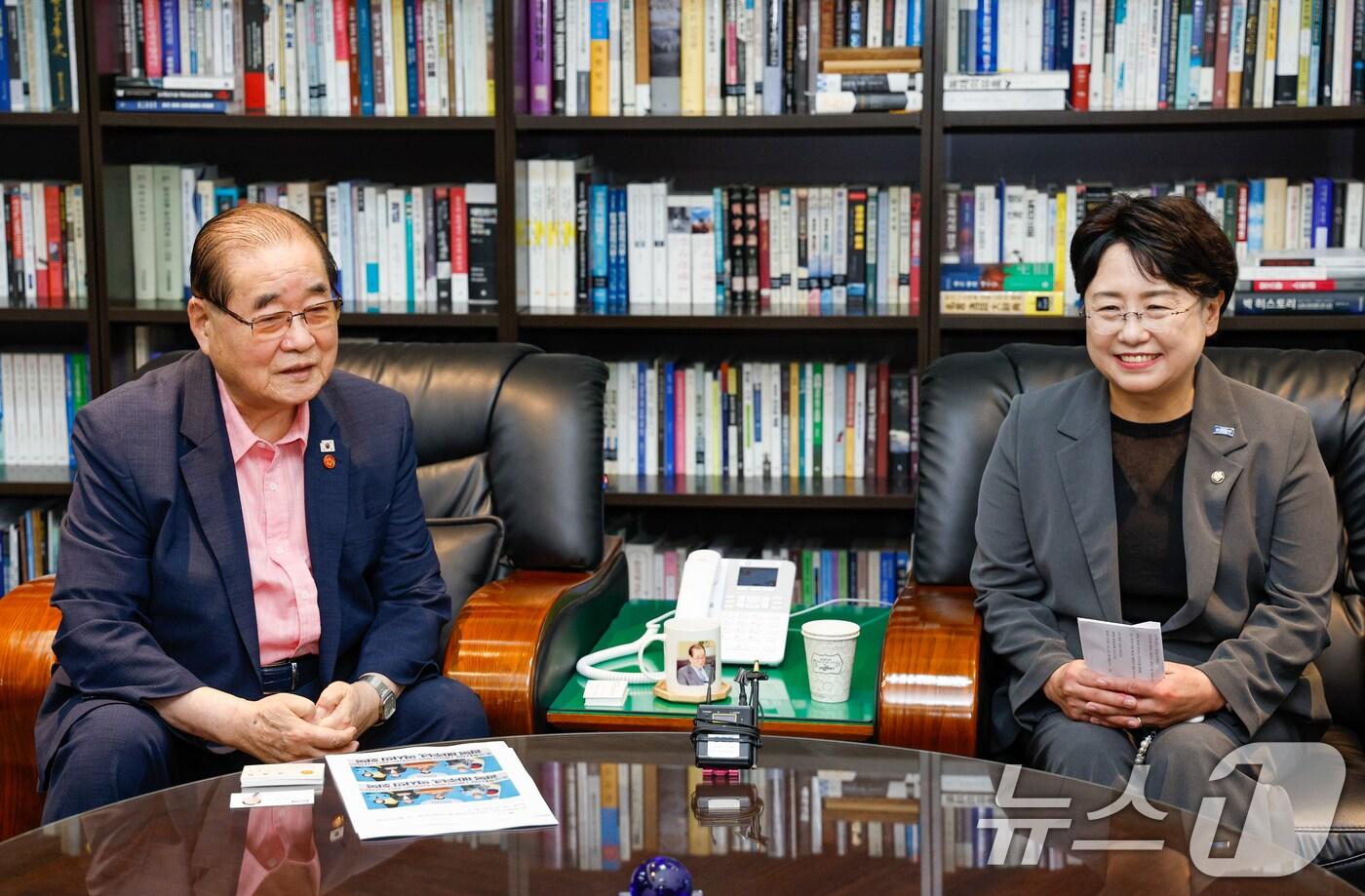 김선민 조국혁신당 대표 권한대행(오른쪽)이 12일 서울 영등포구 광복회관을 찾아 이종찬 광복회장을 예방하고 있다. 2025.8.12/뉴스1 ⓒ News1 안은나 기자