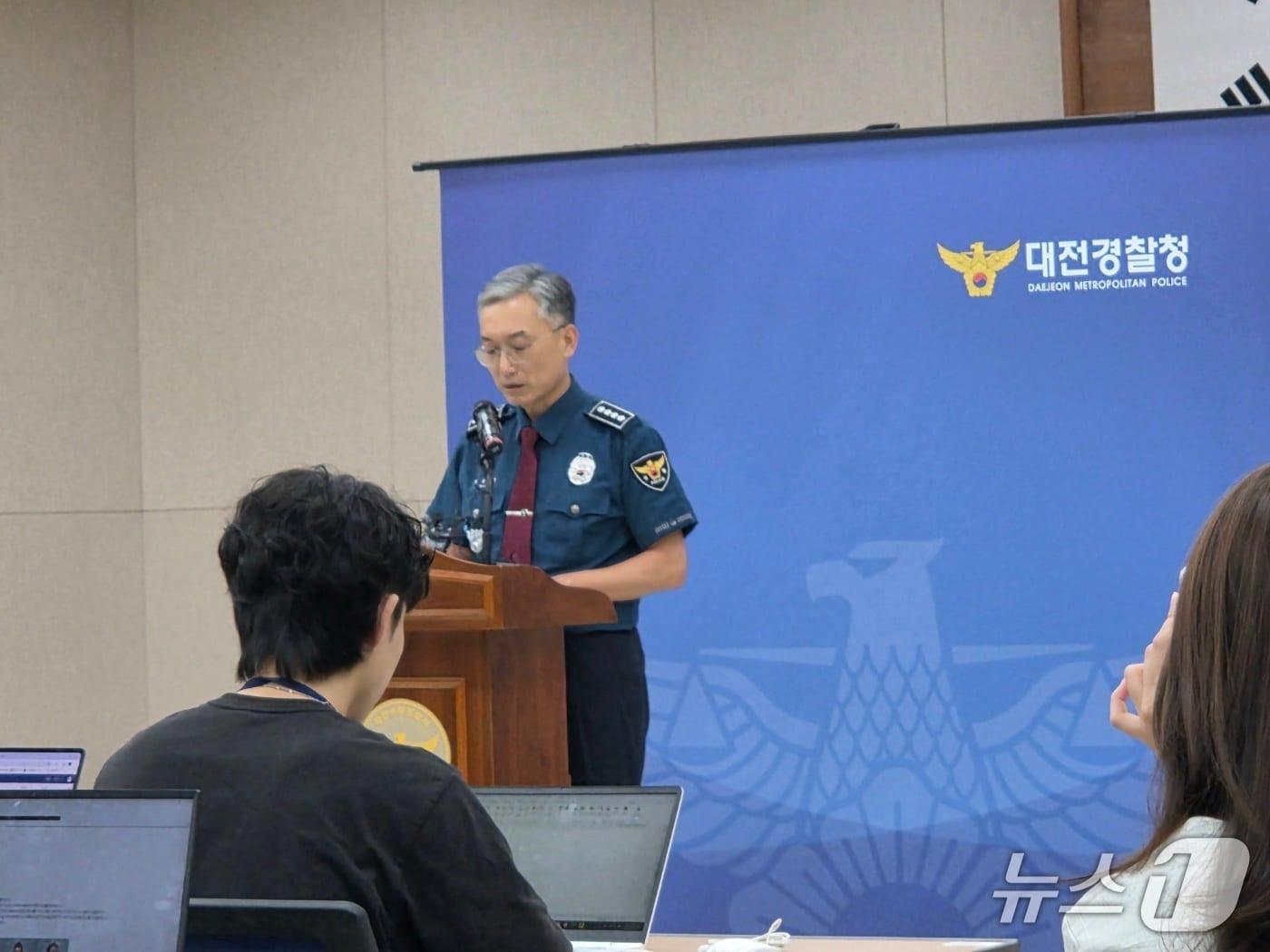 본문 이미지 - 육종명 대전서부경찰서장이 12일 장재원&#40;26&#41; 교제살인 사건 경위를 브리핑하고 있다. ⓒ 뉴스1 김종서 기자