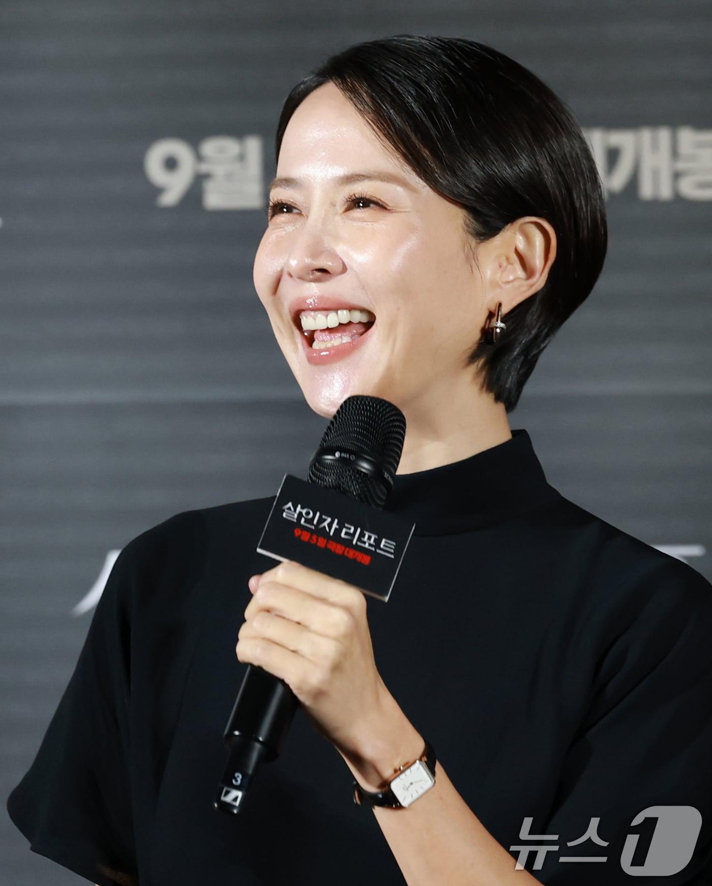 본문 이미지 - 배우 조여정이 12일 서울 용산구 CGV용산아이파크몰에서 열린 영화 '살인자 리포트(감독 조영준)' 제작보고회에 참석해 인사말을 하고 있다. '살인자 리포트'는 특종에 목마른 베테랑 기자 선주(조여정 분)에게 정신과 의사 영훈(정성일 분)이 연쇄살인을 고백하는 인터뷰를 요청하면서 벌어지는 이야기를 담은 작품이다. 2025.8.12/뉴스1 ⓒ News1 권현진 기자