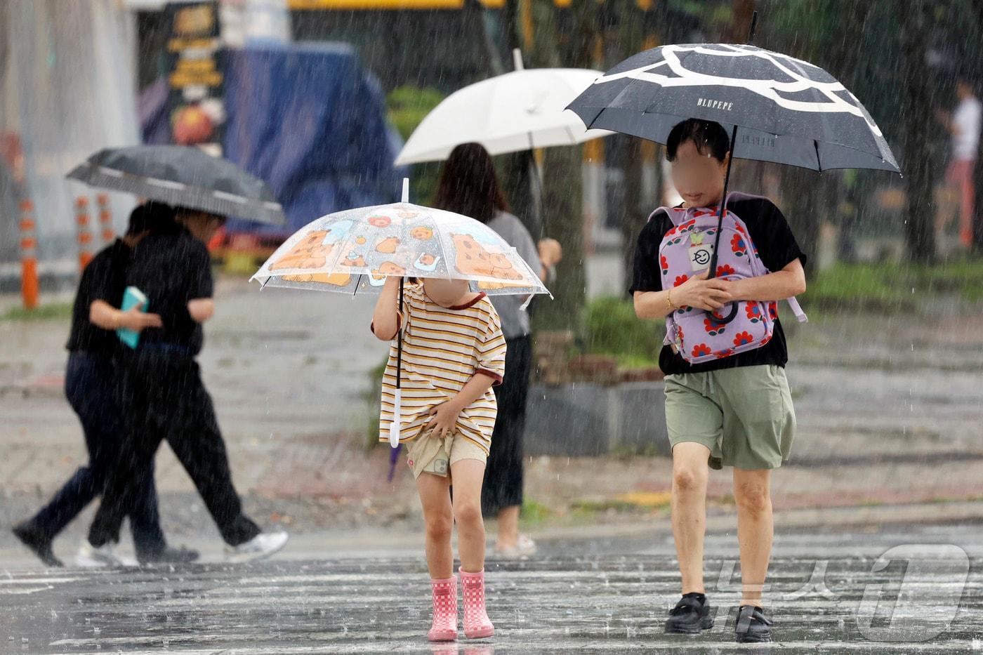 비가 내린 12일 광주시 서구 상무지구에서 우산을 쓴 시민들이 조심스럽게 걷고 있다. 2025.8.12/뉴스1 ⓒ News1 김태성 기자
