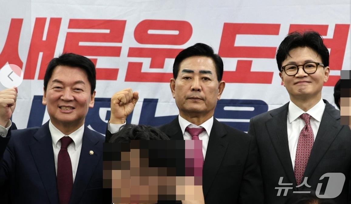 본문 이미지 -  11일 광주 &#39;리데이인 광주 호텔&#39;에서 &#39;열린 김화진 국민의힘 전남도당위원장&#40;가운데&#41; 취임식에 참석한 안철수 당대표 후보와 한동훈 전 대표. &#40;SNS 갈무리&#41; ⓒ 뉴스1