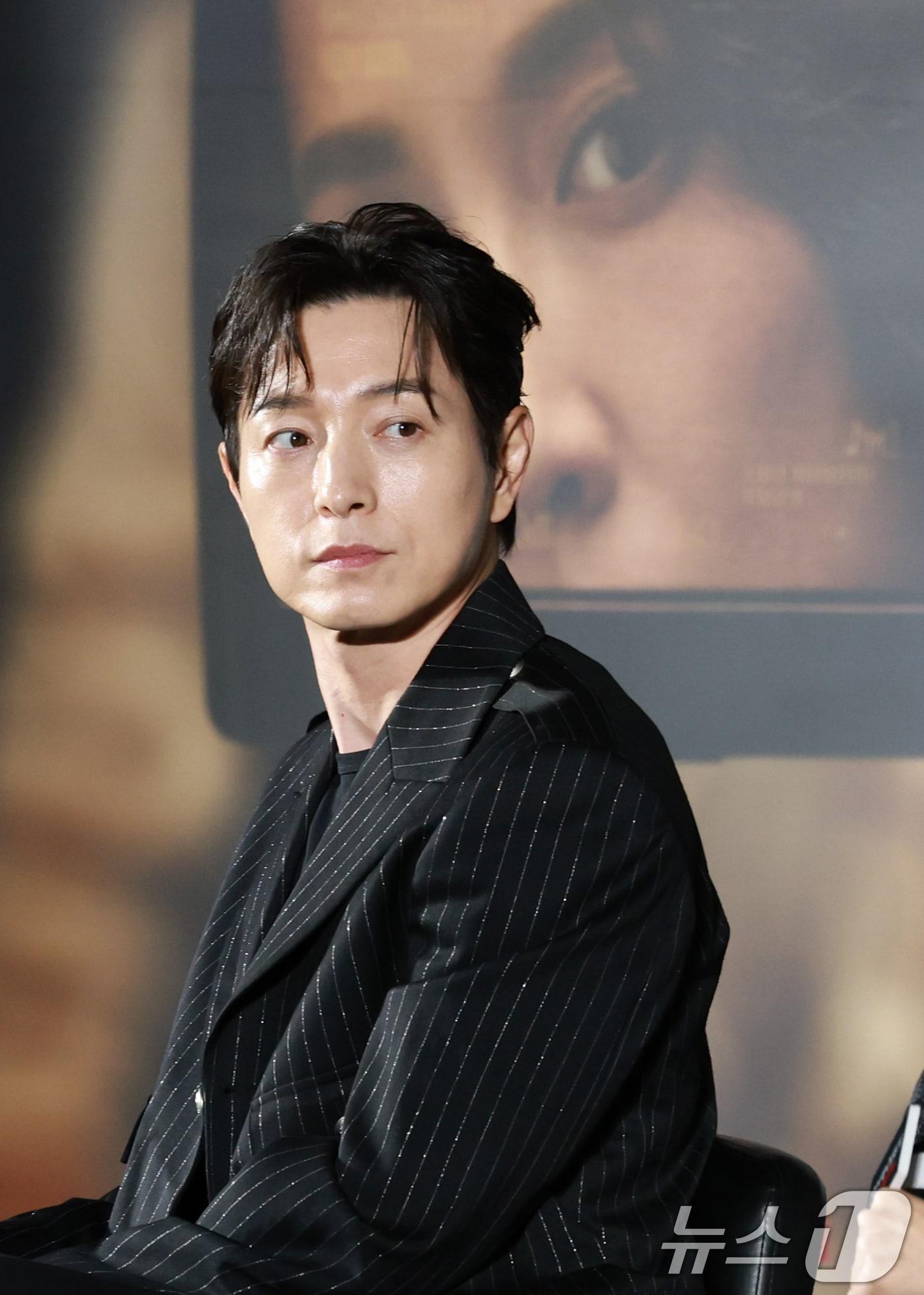 본문 이미지 - 배우 정성일이 12일 서울 용산구 CGV용산아이파크몰에서 열린 영화 '살인자 리포트(감독 조영준)' 제작보고회에 참석해 생각에 잠겨 있다. '살인자 리포트'는 특종에 목마른 베테랑 기자 선주(조여정 분)에게 정신과 의사 영훈(정성일 분)이 연쇄살인을 고백하는 인터뷰를 요청하면서 벌어지는 이야기를 담은 작품이다. 2025.8.12/뉴스1 ⓒ News1 권현진 기자