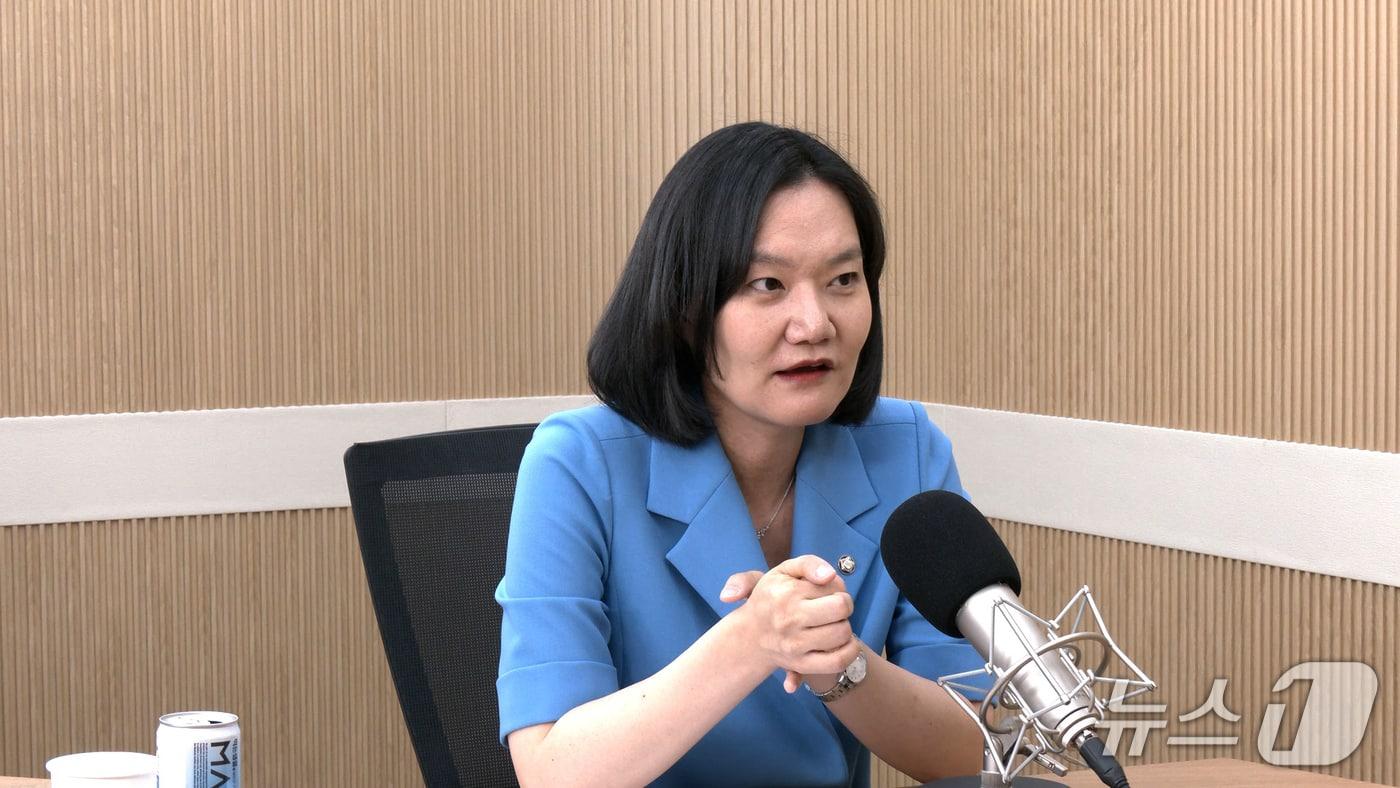 김남희 더불어민주당 의원이 12일 뉴스1TV &#39;팩트앤뷰&#39;에 출연해 질문에 답하고 있다.