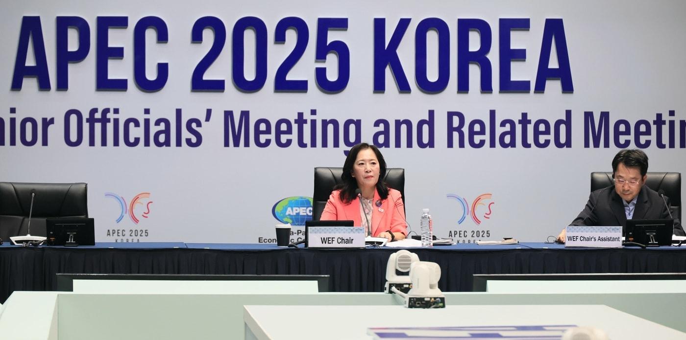 신영숙 여성가족부 장관 직무대행 차관이 12일 오전 인천시 송도컨벤시아에서 열린 APEC 여성경제회의&#40;WEF&#41; 민관합동정책대화&#40;PPDWE&#41;에 참석해 개회사를 하고 있다.&#40;여가부 제공&#41;