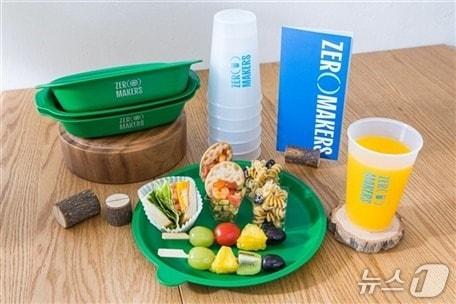 본문 이미지 - 부산관광스타트업 제로메이커스 다회용기 활용 이미지.&#40;부산관광공사 제공. 재판매 및 DB금지&#41;