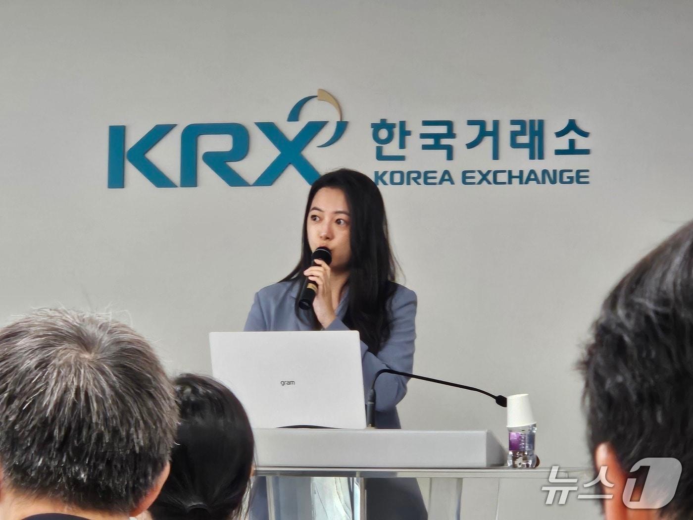 본문 이미지 - 심지현 신한투자증권 수석연구원이 12일 서울 여의도 한국거래소에서 '글로벌 플랫폼 하반기 전망'을 주제로 간담회를 진행하고 있다.  2025.8.12/뉴스1 ⓒ News1 문혜원 기자