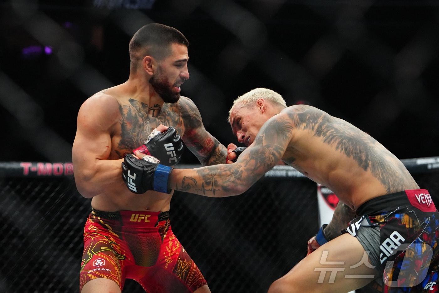 6월 28일&#40;현지시간&#41; 미국 네바다주 라스베이거스 T-모바일 아레나에서 열린 UFC 317에서 일리야 토푸리아&#40;왼쪽&#41;가 에서 찰스 올리베이라와 맞붙고 있다. 2025.06.28. ⓒ 로이터=뉴스1 ⓒ News1 윤다정 기자