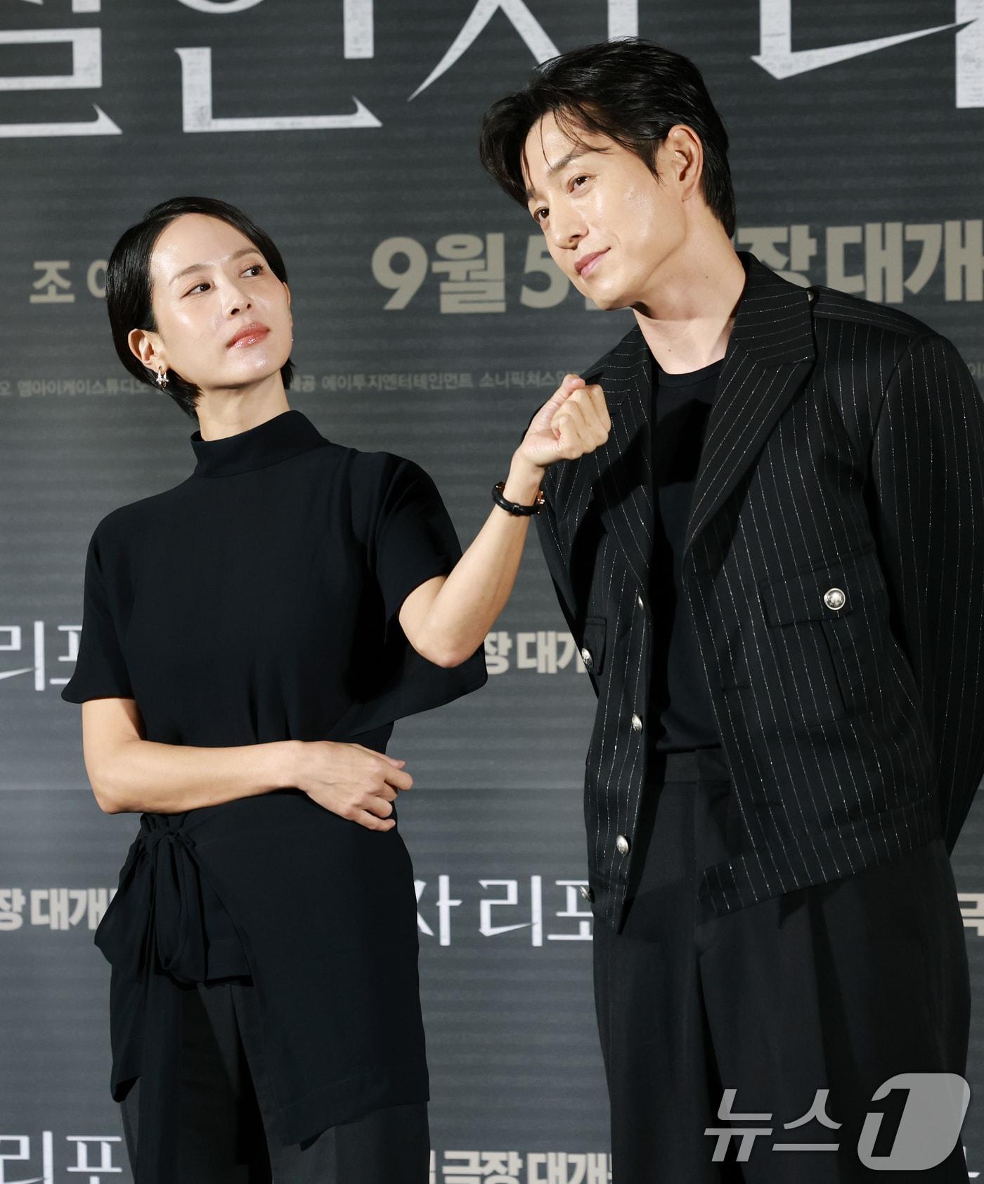 본문 이미지 - 배우 조여정과 정성일(오른쪽)이 12일 서울 용산구 CGV용산아이파크몰에서 열린 영화 '살인자 리포트‘(감독 조영준) 제작보고회에 참석해 포즈를 취하고 있다. '살인자 리포트'는 특종에 목마른 베테랑 기자 선주(조여정 분)에게 정신과 의사 영훈(정성일 분)이 연쇄살인을 고백하는 인터뷰를 요청하면서 벌어지는 이야기를 담은 작품이다. ⓒ News1 권현진 기자