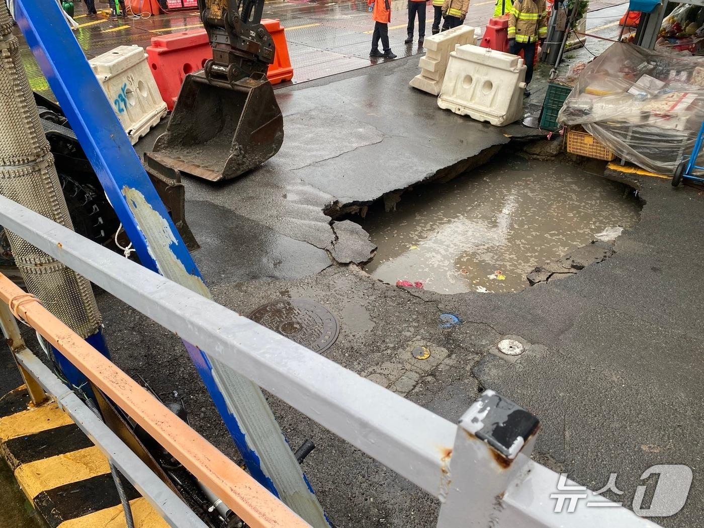 본문 이미지 - 12일 오전 부산 사상구 감전동 땅꺼짐 사고 현장.&#40;부산소방재난본부 제공. 재판매 및 DB 금지&#41;