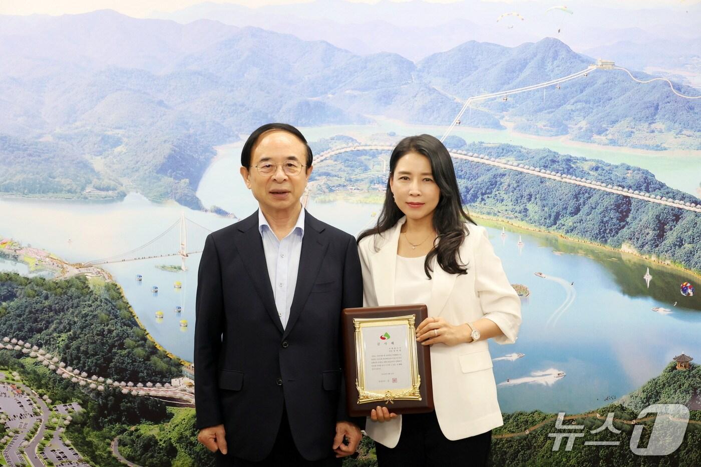 심민 전북 임실군수&#40;왼쪽&#41;가 지역 주민의 문화 향유 기회 확대에 기여한 보험플라자 장하현 팀장에게 감사패를 전달하고 있다.&#40;임실군제공. 재판매 및 DB금지&#41;2025.8.12/뉴스1