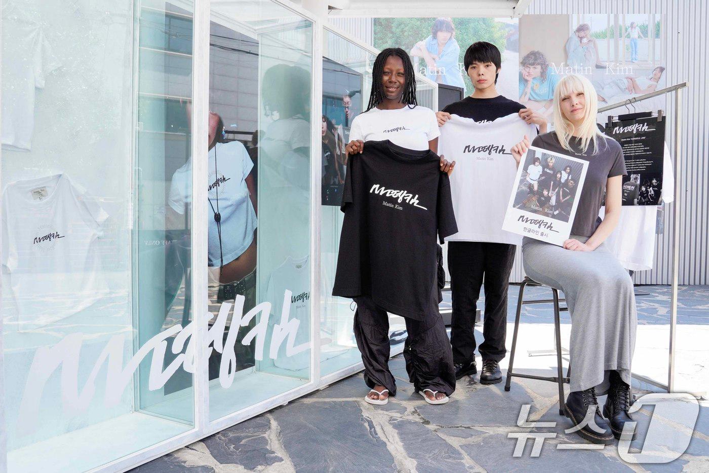 브랜드 인큐베이터 하고하우스의 투자 브랜드 마뗑킴이 8월 12일 서울 성동구 성수동에 위치한 마뗑킴 플래그십 스토어에서 포토행사를 진행했다. 외국인 모델들이 한글라인으로 새롭게 출시된 마뗑킴 티셔츠를 소개하고 있다. &#40;하고하우스 제공. 재판매 및 DB 금지&#41; 2025.8.12/뉴스1