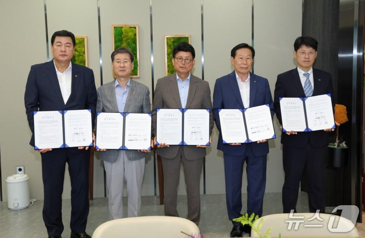 본문 이미지 - 12일 박진우 대구신용보증재단 이사장&#40;왼쪽 두번째&#41;과 배광식 대구 북구청장&#40;가운데&#41;이 소상공인 경영안정 지원을 위한 협약을 체결한 뒤 협약서를 펼쳐 보이고 있다.&#40;대구신보 제공. 재판매 및 DB 금지&#41;