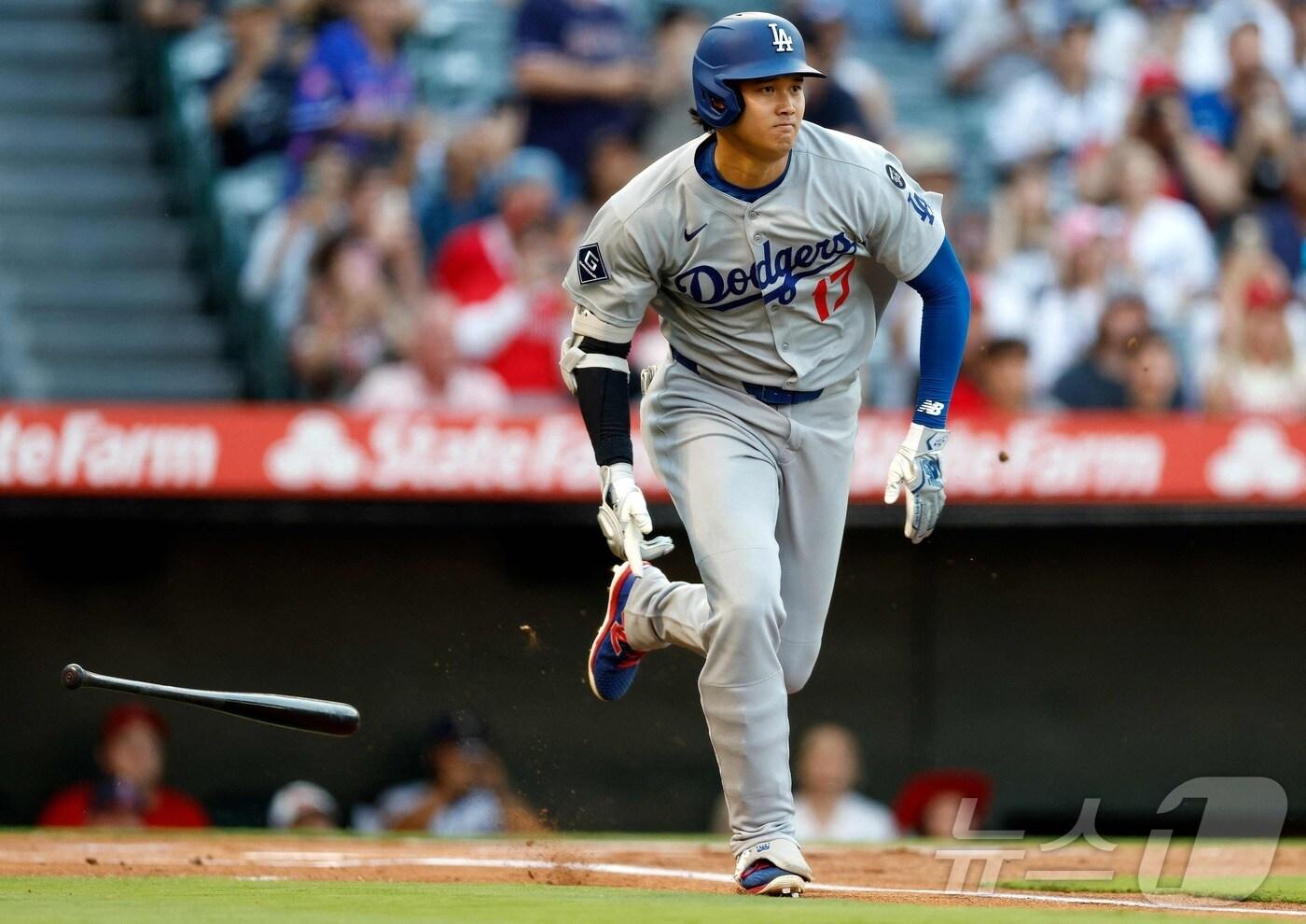 LA 다저스 오타니 쇼헤이가 12일&#40;한국시간&#41; 열린 2025 메이저리그 LA 에인절스전에서 8회초 시즌 42호 1점 홈런을 터뜨렸다. ⓒ AFP=뉴스1