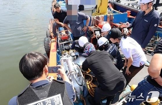 본문 이미지 - 창원해경과 고용노동부 창원지청 관계자들이 지난달 23일 부산신항 잠수부 사망 사고와 관련해 현장 합동 감식을 벌이고 있다.&#40;창원해경 제공. 재판매 및 DB금지&#41;