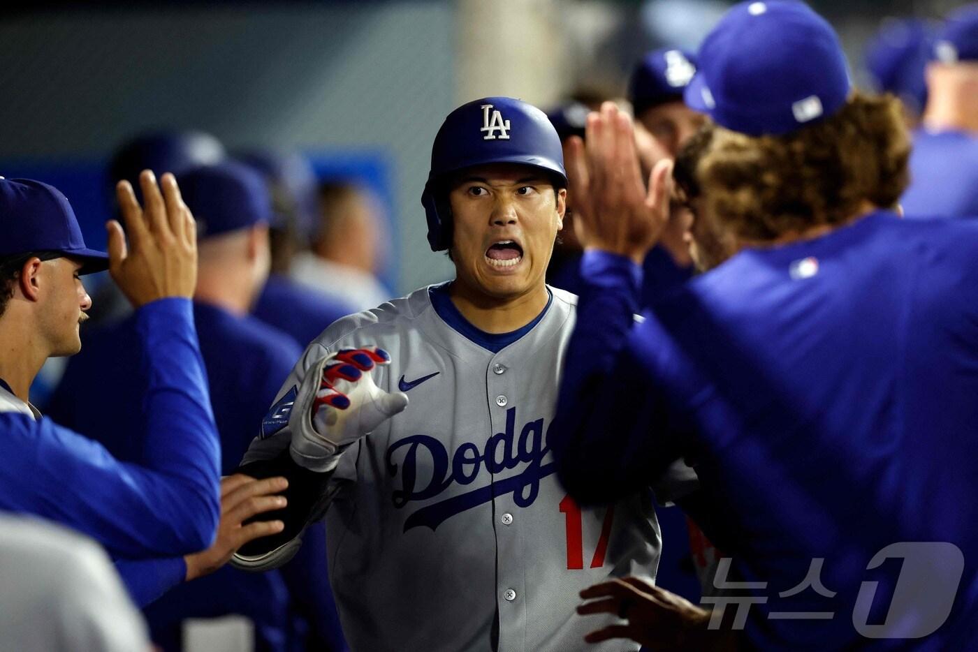 LA 다저스 오타니 쇼헤이가 12일&#40;한국시간&#41; 열린 2025 메이저리그 LA 에인절스전에서 8회초 시즌 42호 1점 홈런을 터뜨렸다. ⓒ AFP=뉴스1