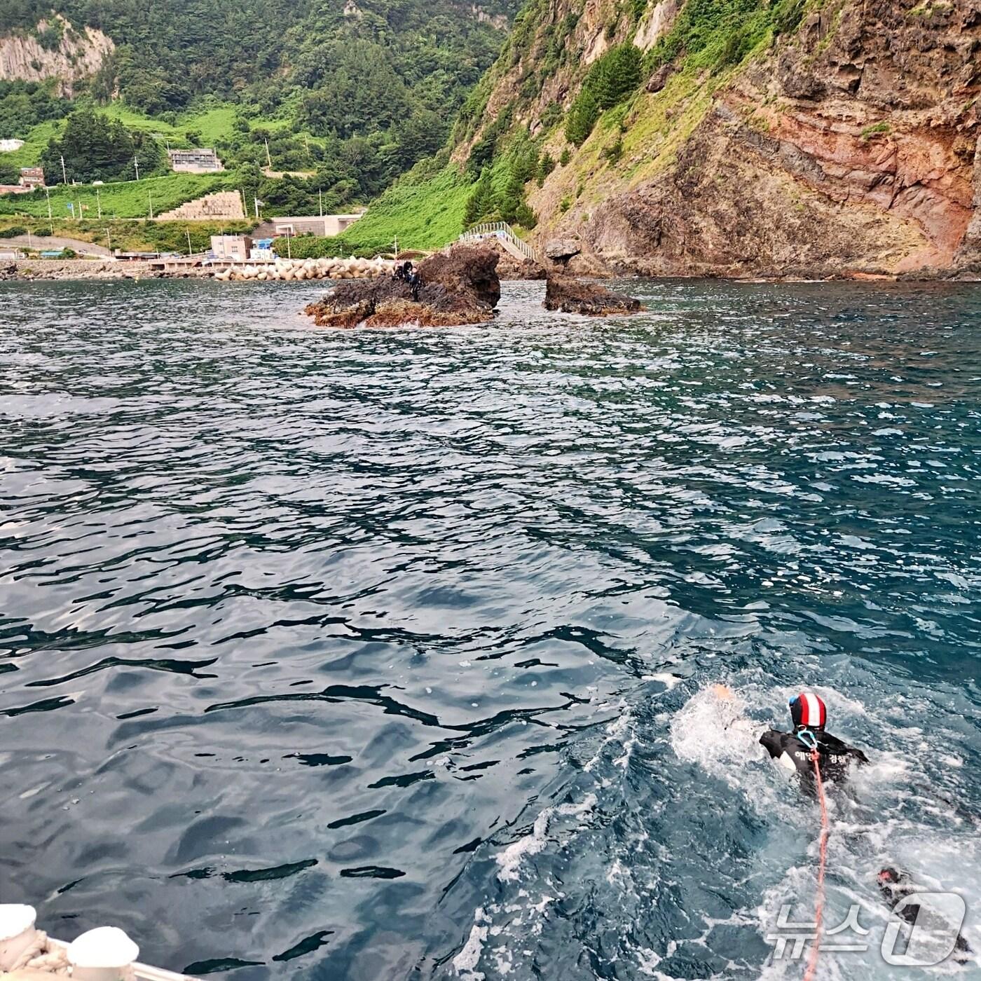 본문 이미지 - 경북 내수전 인근 갯바위에 고립된 스쿠버 구조하는 동해해경 구조대.(동해해경 제공, 재판매 및 DB 금지) 2025.8.12/뉴스1
