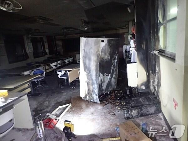 본문 이미지 - 12일 오전 1시52분께 대전 대덕구의 한 중학교 과학실에서 불이 나 13분 만에 꺼졌다.(대덕소방서 제공) /뉴스1