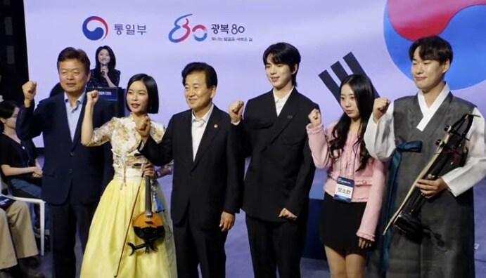 본문 이미지 - 정동영 통일부 장관이 12일 서울 강남구 코엑스에서 청년 100여 명과 함께한 토크콘서트 &#39;청년·평화·미래 대화: 미래를 여는 열쇠, 청년과 평화&#39;의 개회사를 했다. &#40;통일부 유튜브 갈무리&#41;