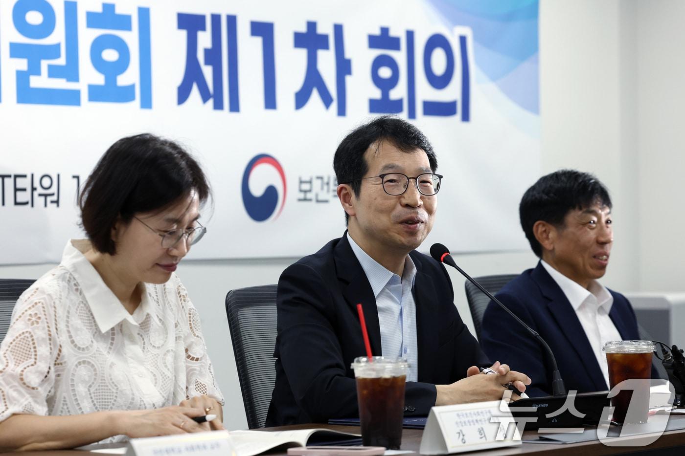 의사인력 수급추계위원회 위원장으로 선출된 김태현 한국보건경제정책학회 회장이 12일 오후 서울 중구 남대문로 T타워에서 열린 의사인력 수급추계위원회 제1차 회의에서 모두 발언을 하고 있다. 2025.8.12/뉴스1 ⓒ News1 박정호 기자