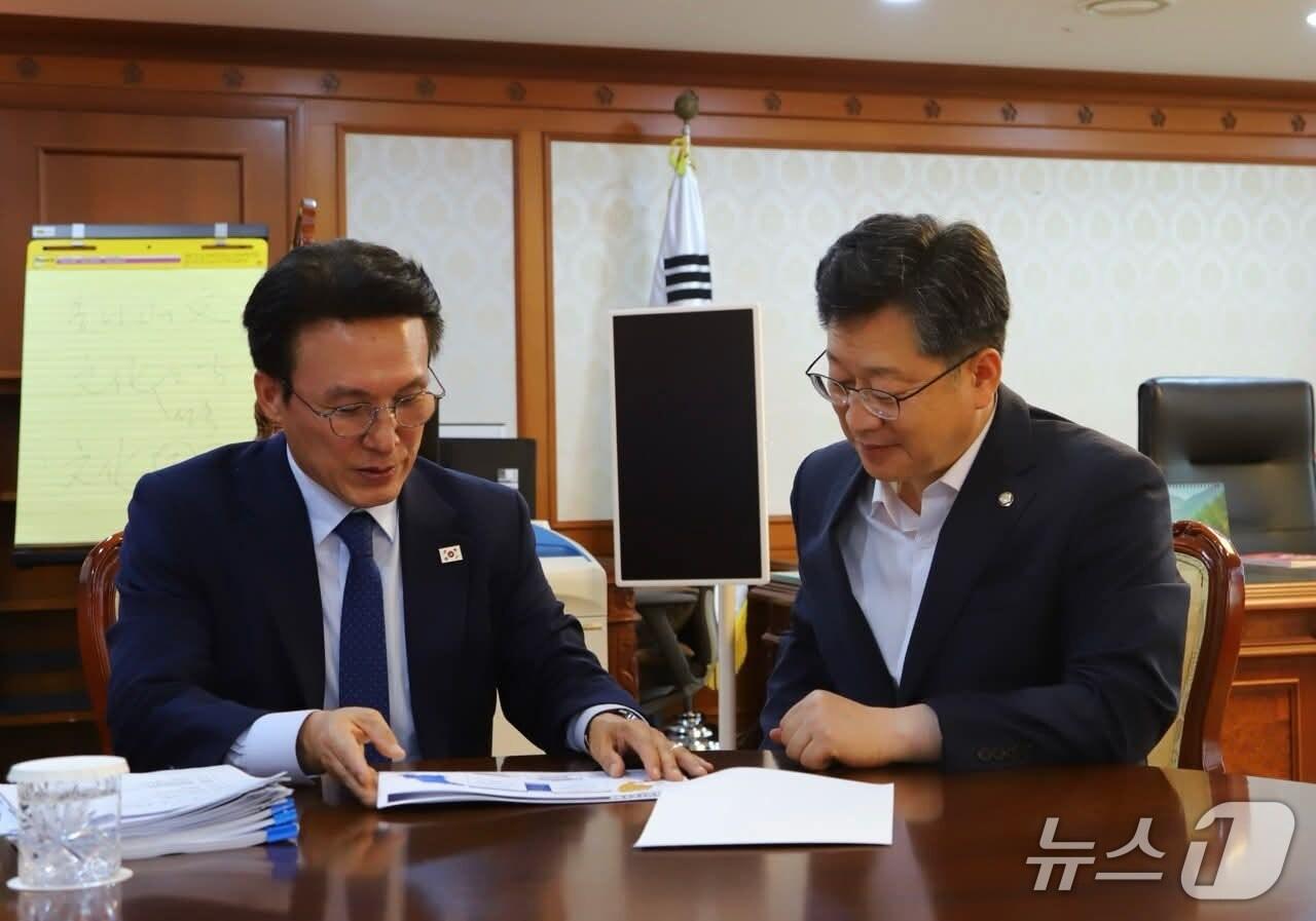 본문 이미지 - 지난 11일 안호영 민주당 의원&#40;오른쪽&#41;이 김민석 국무총리를 만나 완주·전주 통합에 대해 의견을 나누고 있다.&#40;의원실제공. 재판매 및 DB금지&#41;2025.8.12/뉴스1