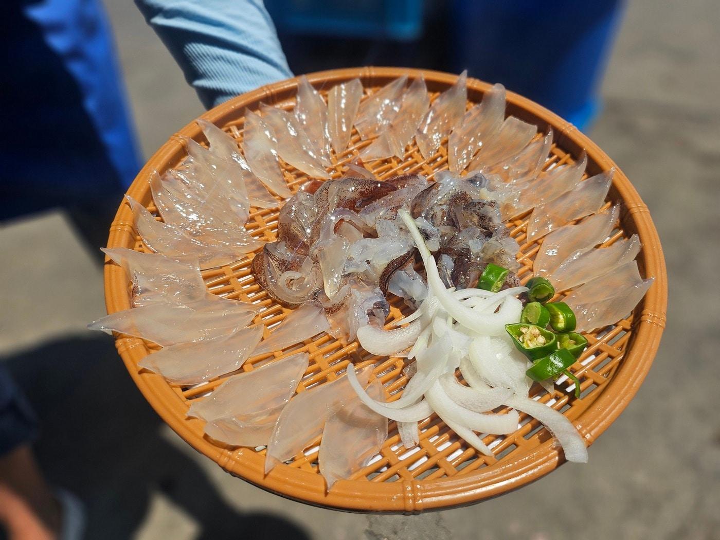 본문 이미지 - 박 씨가 오징어 난전 포장마차에서 5만6000 원을 주고 구매한 오징어 두 마리. &#40;속초시청 홈페이지 갈무리&#41;