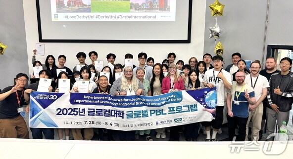 본문 이미지 - 전북대 사회복지학과 학생들이 지난달 27일부터 9일 동안 영국 더비대학교에서 국제 연수를 가졌다. 사진은 글로벌 PBL 프로그램 수료식 모습.(전북대 제공, 재판매 및 DB 금지)/뉴스1
